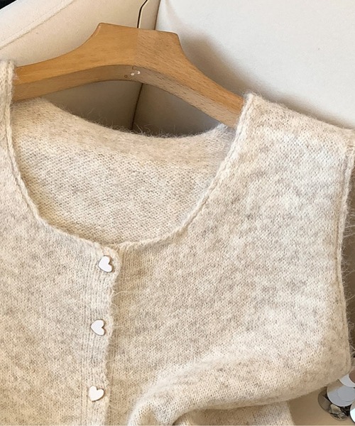 LUCPY(ラクピー)の「ハートボタン裾レース ニットベスト(ベスト・レディース・ブルー/グレー/ホワイト・LARGE/MEDIUM/SMALL)」の8枚目の写真