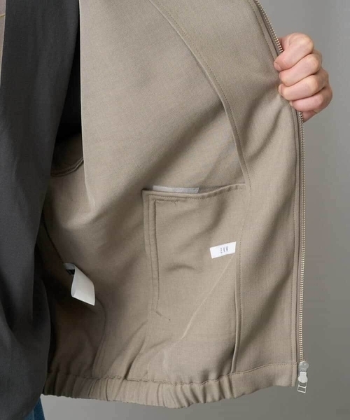 a.v.v（アーヴェヴェ）の「ジップアップスタンドカラーブルゾン（その他アウター・メンズ・ベージュ・46/48）」の16枚目の写真