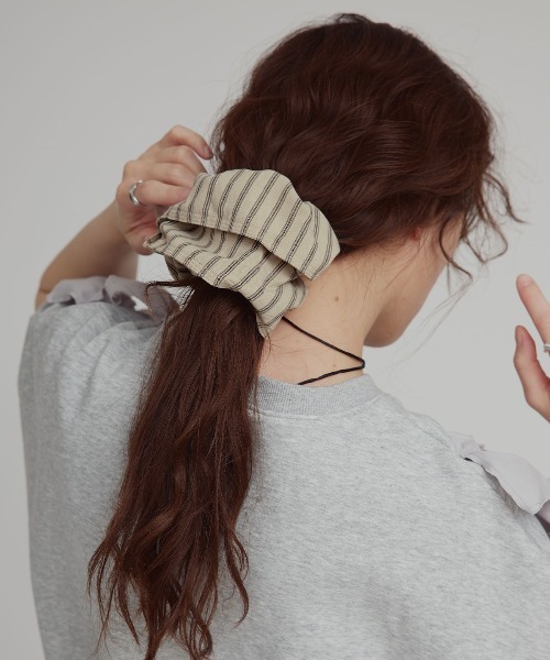 W:Huku（フーク）の「【W:Huku / ブロードストライプ】リボン シュシュ / Broad Stripe Ribbon Scrunchie（シュシュ・レディース・ブラック/ブルー/ベージュ/ブラウン・FREE）」の3枚目の写真