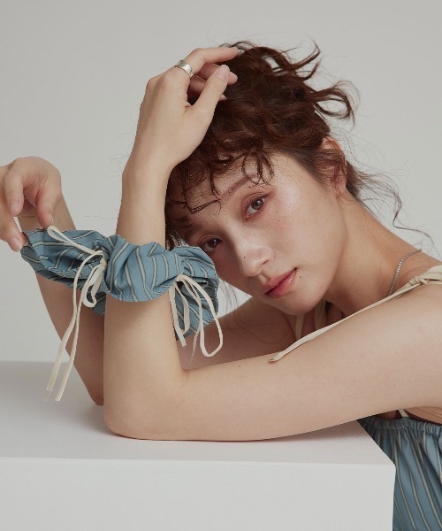 W:Huku（フーク）の「【W:Huku / ブロードストライプ】リボン シュシュ / Broad Stripe Ribbon Scrunchie（シュシュ・レディース・ブラック/ブルー/ベージュ/ブラウン・FREE）」の4枚目の写真
