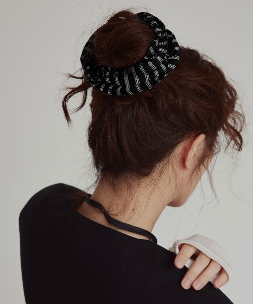 W:Huku（フーク）の「【W:Huku / ブロードストライプ】リボン シュシュ / Broad Stripe Ribbon Scrunchie（シュシュ・レディース・ブラック/ブルー/ベージュ/ブラウン・FREE）」の5枚目の写真