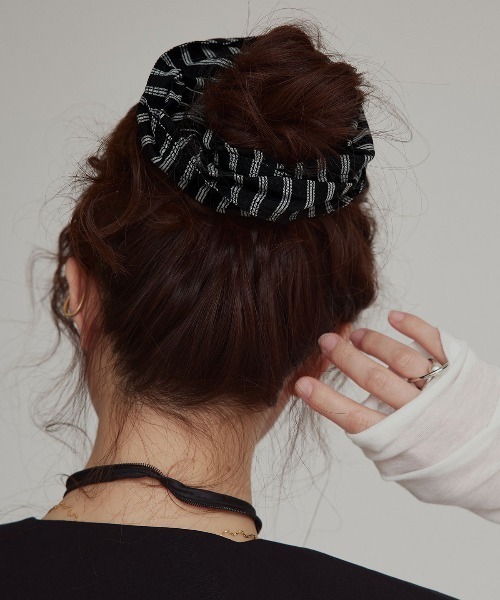 W:Huku（フーク）の「【W:Huku / ブロードストライプ】リボン シュシュ / Broad Stripe Ribbon Scrunchie（シュシュ・レディース・ブラック/ブルー/ベージュ/ブラウン・FREE）」の6枚目の写真