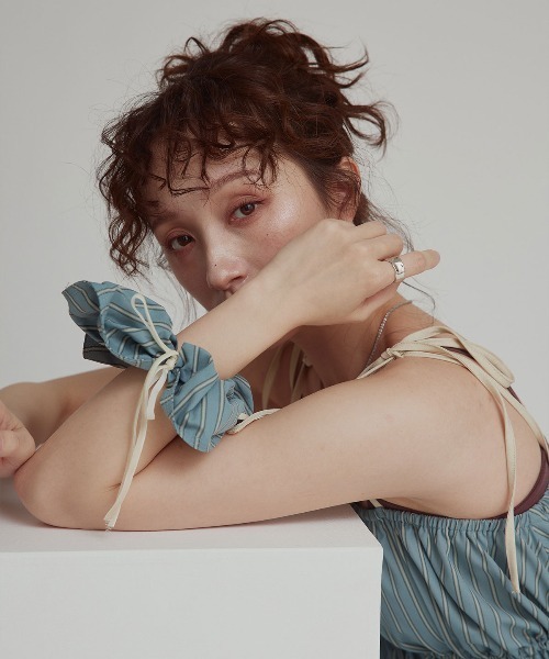 W:Huku（フーク）の「【W:Huku / ブロードストライプ】リボン シュシュ / Broad Stripe Ribbon Scrunchie（シュシュ・レディース・ブラック/ブルー/ベージュ/ブラウン・FREE）」の7枚目の写真