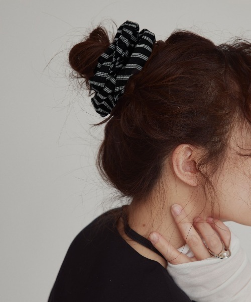 W:Huku（フーク）の「【W:Huku / ブロードストライプ】リボン シュシュ / Broad Stripe Ribbon Scrunchie（シュシュ・レディース・ブラック/ブルー/ベージュ/ブラウン・FREE）」の11枚目の写真