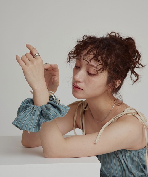 W:Huku（フーク）の「【W:Huku / ブロードストライプ】リボン シュシュ / Broad Stripe Ribbon Scrunchie（シュシュ・レディース・ブラック/ブルー/ベージュ/ブラウン・FREE）」の12枚目の写真