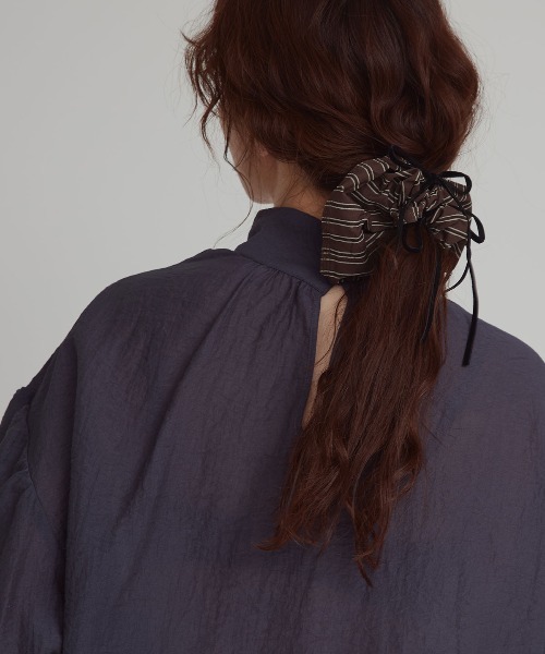 W:Huku（フーク）の「【W:Huku / ブロードストライプ】リボン シュシュ / Broad Stripe Ribbon Scrunchie（シュシュ・レディース・ブラック/ブルー/ベージュ/ブラウン・FREE）」の14枚目の写真