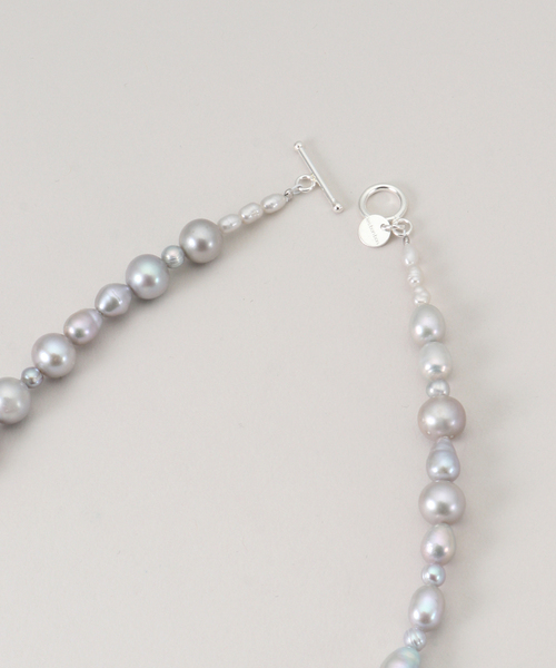 JOURNAL STANDARD(ジャーナルスタンダード)の「【LES BONBON/ル ボンボン】 eluna gray pearl necklace(ネックレス・レディース・ライトグレー・FREE)」の4枚目の写真