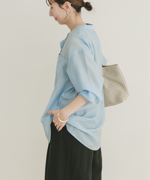 ITEMS URBANRESEARCH（アイテムズ アーバンリサーチ）の「シアーバンドカラーシャツ（シャツ/ブラウス・レディース・ピンク/ゴールド/ブラック/ブルー・FREE）」の3枚目の写真