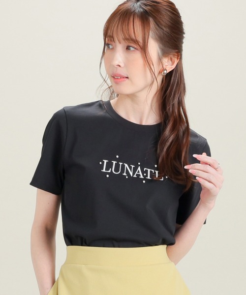 GLACIER lusso(グラシアルッソ)の「【美冷・接触冷感・UVカット】パール付ロゴTシャツ(Tシャツ/カットソー・レディース・ラベンダー/イエロー/ブラック/アイボリー・S/M/LL/L)」の1枚目の写真