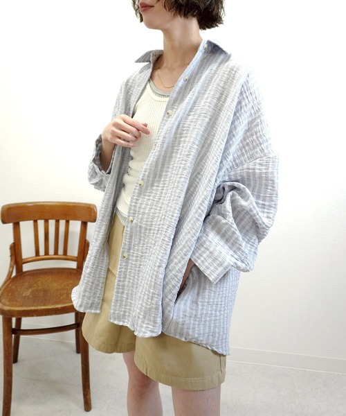 gossara(ゴサラ)の「オーバーサイズストライプシャツ(シャツ/ブラウス・レディース・ブルー/ブラウン・FREE)」の2枚目の写真