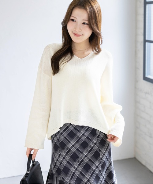 CLEAR BASIC（クリアベーシック）の「Vネックオーバーニットトップス（ニット/セーター・レディース・レッド/ネイビー/アイボリー/イエロー系その他/ブラック・F）」の2枚目の写真
