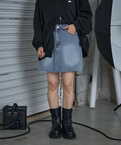 goocy(グーシー)の「デニムミニスカパン(スカート・レディース・ブラック/ブルー・MEDIUM/SMALL)」の2枚目の写真