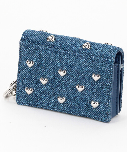 GANNI（ガニー）の「GANNI/ガニー Card Holder With Flap Heart Studs / B3010120 / ハートスタッズ デニム フラップ カードホルダー（コインケース・レディース・サックスブルー・ONE SIZE）」の2枚目の写真