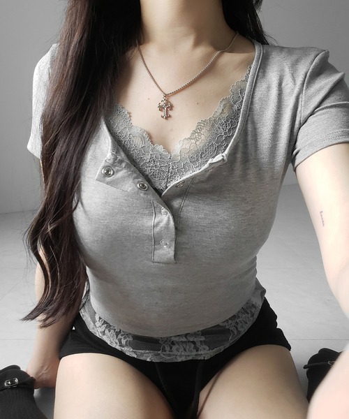 me+em select(ミームセレクト)の「【 3color 】レースレイヤードヘンリーネックスクエア半袖Tシャツ / lace layered henley neck square short sleeve T-shirt(Tシャツ/カットソー・レディース・ホワイト/ブラック/グレー・FREE)」の21枚目の写真