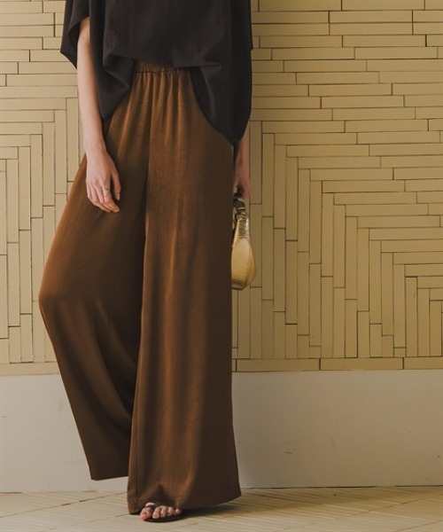 Maison INNESS(メゾンアイネス)の「シャイニーサテンクラック柄ワイドパンツ(その他パンツ・レディース・ネイビー/ベージュ/ブラウン・5L/4L/3L/LL/L/M/S)」の2枚目の写真