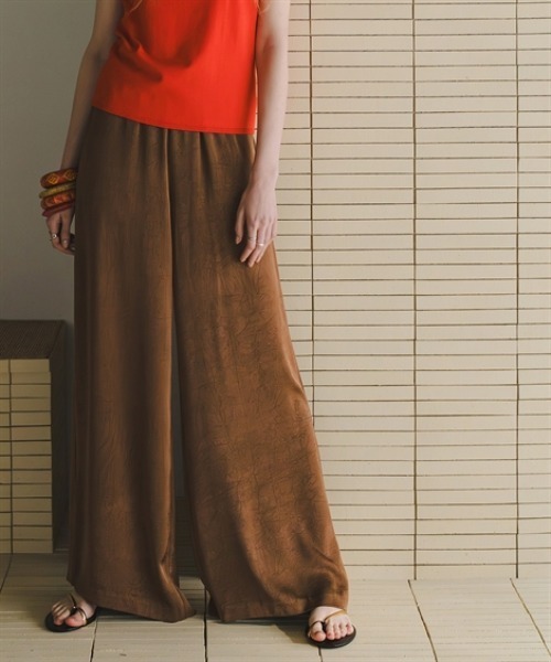 Maison INNESS(メゾンアイネス)の「シャイニーサテンクラック柄ワイドパンツ(その他パンツ・レディース・ネイビー/ベージュ/ブラウン・5L/4L/3L/LL/L/M/S)」の6枚目の写真