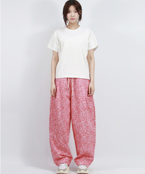 DEMARC(ドゥマーク)の「Paisley side one tuck curved wide pants Red(その他パンツ・レディース・レッド・MEDIUM/LARGE)」の1枚目の写真