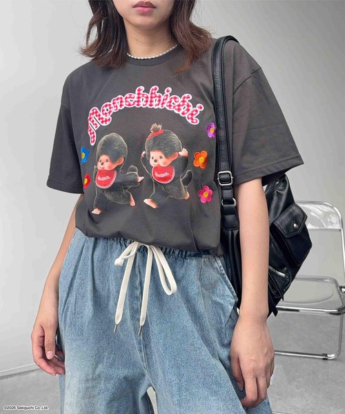 AS KNOW AS plus(アズノゥアズプラス)の「◯アクリルキーホルダー付き モンチッチ半袖Tシャツ【 Monchhichi / モンチッチ 】(Tシャツ/カットソー・レディース・オートミール/グリーン/オフホワイト/チャコールグレー/ネイビー系/アイボリー系/ダークグリーン系/ホワイト系/グレー系/ピンク系・FREE)」の4枚目の写真
