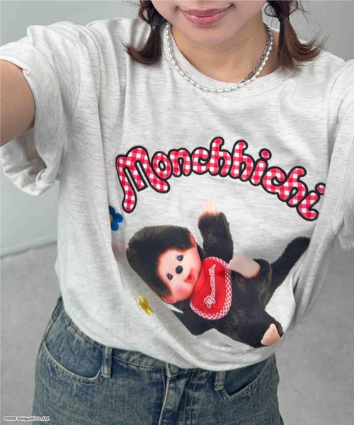 AS KNOW AS plus(アズノゥアズプラス)の「◯アクリルキーホルダー付き モンチッチ半袖Tシャツ【 Monchhichi / モンチッチ 】(Tシャツ/カットソー・レディース・オートミール/グリーン/オフホワイト/チャコールグレー/ネイビー系/アイボリー系/ダークグリーン系/ホワイト系/グレー系/ピンク系・FREE)」の6枚目の写真