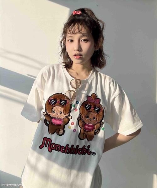 AS KNOW AS plus(アズノゥアズプラス)の「◯アクリルキーホルダー付き モンチッチ半袖Tシャツ【 Monchhichi / モンチッチ 】(Tシャツ/カットソー・レディース・オートミール/グリーン/オフホワイト/チャコールグレー・FREE)」の2枚目の写真