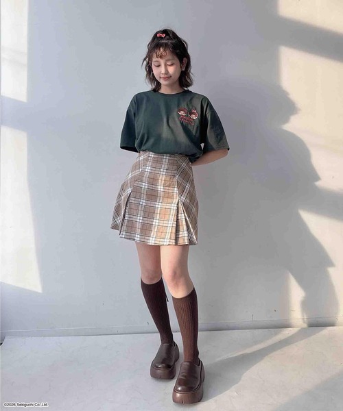 AS KNOW AS plus(アズノゥアズプラス)の「◯アクリルキーホルダー付き モンチッチ半袖Tシャツ【 Monchhichi / モンチッチ 】(Tシャツ/カットソー・レディース・オートミール/グリーン/オフホワイト/チャコールグレー/ネイビー系/アイボリー系/ダークグリーン系/ホワイト系/グレー系/ピンク系・FREE)」の19枚目の写真