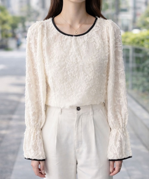 Dewlily(デューリリー)の「上品な透け感が嬉しい お出かけやオフィスに◎ シアージャガードボリュームスリーブブラウス(シャツ/ブラウス・レディース・グレー/ブラック/アイボリー・FREE)」の5枚目の写真
