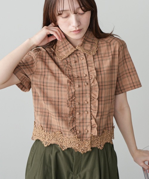 mili an deni（ミリアンデニ）の「フロントフリルレースブラウス（シャツ/ブラウス・レディース・ブラウン/オフホワイト/ブルー・M）」の2枚目の写真