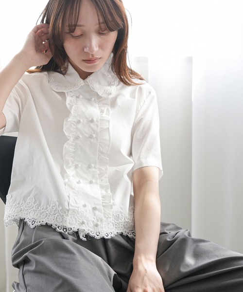 mili an deni（ミリアンデニ）の「フロントフリルレースブラウス（シャツ/ブラウス・レディース・ブラウン/オフホワイト/ブルー・M）」の4枚目の写真