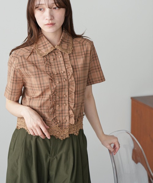 mili an deni（ミリアンデニ）の「フロントフリルレースブラウス（シャツ/ブラウス・レディース・ブラウン/オフホワイト/ブルー・M）」の14枚目の写真