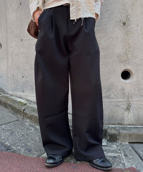 Chikashitsu +(チカシツプラス)の「【Chikashitsu +】curve tuck rivet wide slacks / 【チカシツプラス】カーブタックリベットワイドスラックス<着用動画あり>(スラックス・メンズ・ブラック・M/S)」の1枚目の写真