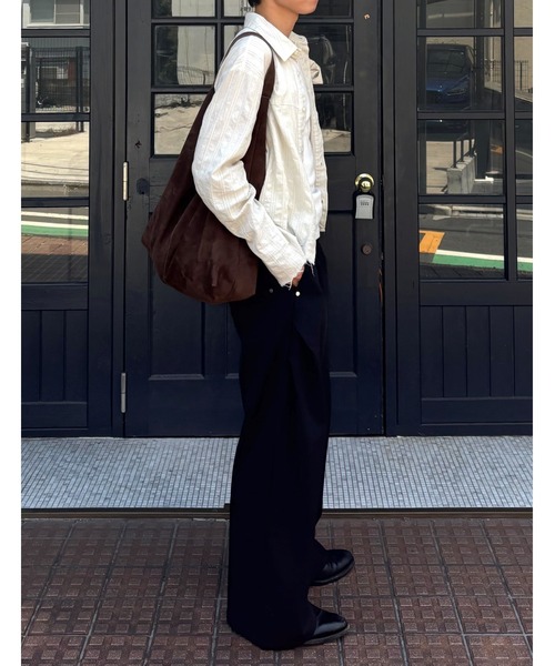 Chikashitsu +(チカシツプラス)の「【Chikashitsu +】curve tuck rivet wide slacks / 【チカシツプラス】カーブタックリベットワイドスラックス<着用動画あり>(スラックス・メンズ・ブラック・M/S)」の6枚目の写真