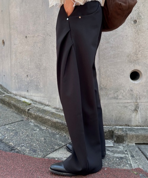 Chikashitsu +(チカシツプラス)の「【Chikashitsu +】curve tuck rivet wide slacks / 【チカシツプラス】カーブタックリベットワイドスラックス<着用動画あり>(スラックス・メンズ・ブラック・M/S)」の11枚目の写真