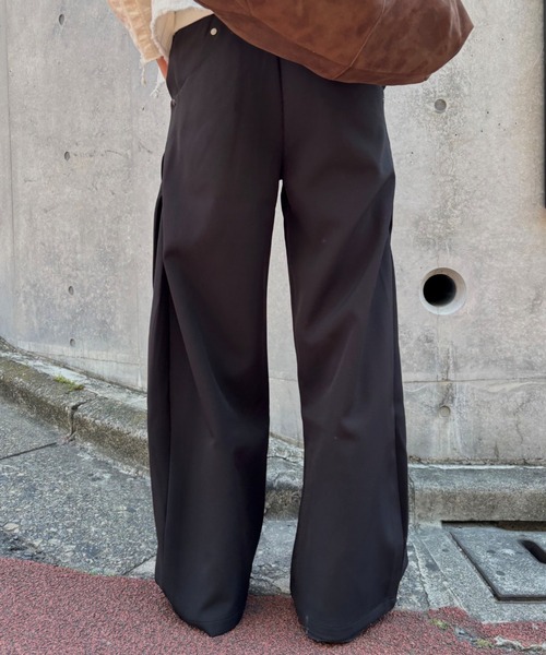 Chikashitsu +(チカシツプラス)の「【Chikashitsu +】curve tuck rivet wide slacks / 【チカシツプラス】カーブタックリベットワイドスラックス<着用動画あり>(スラックス・メンズ・ブラック・M/S)」の12枚目の写真