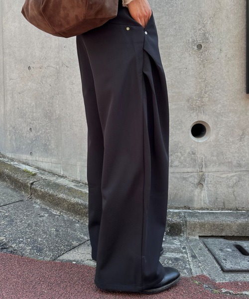 Chikashitsu +(チカシツプラス)の「【Chikashitsu +】curve tuck rivet wide slacks / 【チカシツプラス】カーブタックリベットワイドスラックス<着用動画あり>(スラックス・メンズ・ブラック・M/S)」の10枚目の写真
