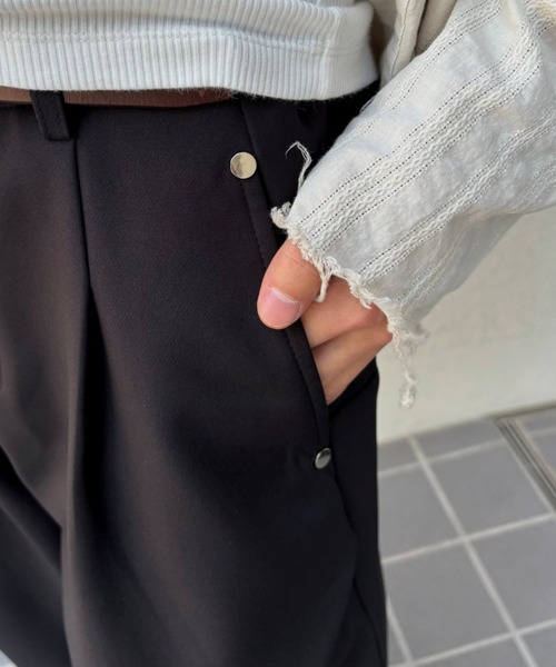 Chikashitsu +(チカシツプラス)の「【Chikashitsu +】curve tuck rivet wide slacks / 【チカシツプラス】カーブタックリベットワイドスラックス<着用動画あり>(スラックス・メンズ・ブラック・M/S)」の13枚目の写真