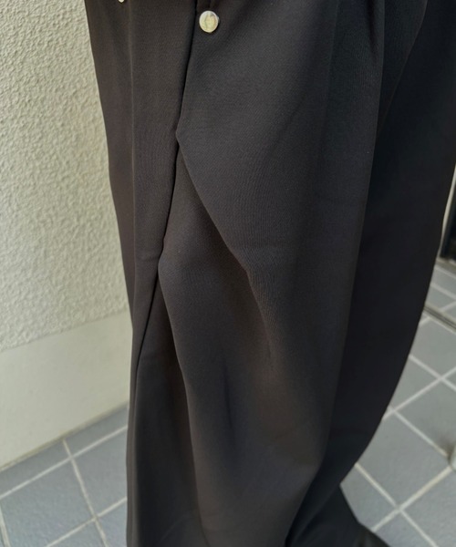 Chikashitsu +(チカシツプラス)の「【Chikashitsu +】curve tuck rivet wide slacks / 【チカシツプラス】カーブタックリベットワイドスラックス<着用動画あり>(スラックス・メンズ・ブラック・M/S)」の14枚目の写真