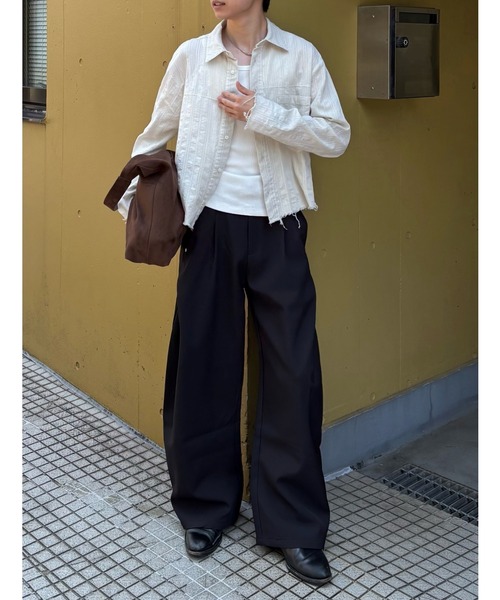 Chikashitsu +(チカシツプラス)の「【Chikashitsu +】curve tuck rivet wide slacks / 【チカシツプラス】カーブタックリベットワイドスラックス<着用動画あり>(スラックス・メンズ・ブラック・M/S)」の2枚目の写真