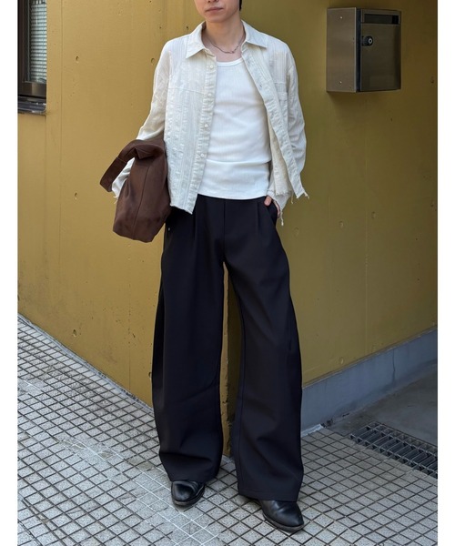Chikashitsu +(チカシツプラス)の「【Chikashitsu +】curve tuck rivet wide slacks / 【チカシツプラス】カーブタックリベットワイドスラックス<着用動画あり>(スラックス・メンズ・ブラック・M/S)」の3枚目の写真