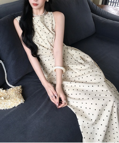 AMAJI（アマジ）の「ドット柄 ノースリーブ ウエスト切替 フレアワンピース（ワンピース・レディース・ホワイト・SMALL/MEDIUM/LARGE/X-LARGE）」の3枚目の写真