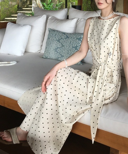 AMAJI（アマジ）の「ドット柄 ノースリーブ ウエスト切替 フレアワンピース（ワンピース・レディース・ホワイト・SMALL/MEDIUM/LARGE/X-LARGE）」の4枚目の写真