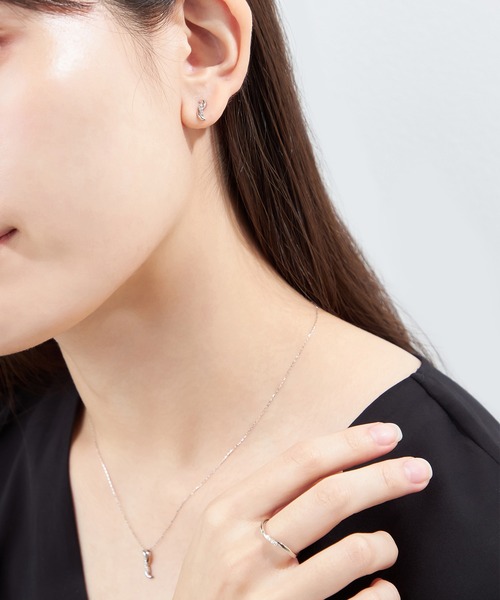 festaria bijou SOPHIA(フェスタリアビジュソフィア)の「K10WG ダイヤモンド ピアス(ピアス(両耳用)・レディース・ホワイトゴールド・ONE SIZE)」の5枚目の写真