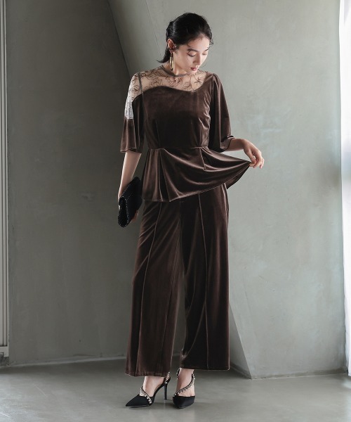 Callarus（カラルス）の「【お呼ばれ・よそいき・結婚式・パーティー・オケージョンドレス】アシメレースデザインベロアブラウスパンツセットアップドレス〔Callarus〕（パンツドレス・レディース・グレー/ブラウン・3L/M/LL/L）」の2枚目の写真