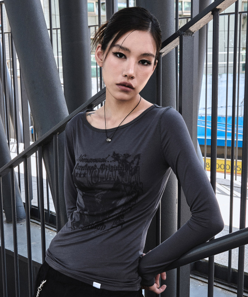 NOMANUAL(NOMANUAL)の「RAW SKETCHED LONG SLEEVE TEE - CHARCOAL(Tシャツ/カットソー・レディース・その他・LARGE/SMALL/MEDIUM)」の1枚目の写真