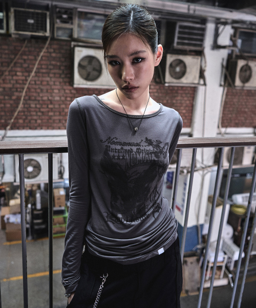 NOMANUAL(NOMANUAL)の「RAW SKETCHED LONG SLEEVE TEE - CHARCOAL(Tシャツ/カットソー・レディース・その他・LARGE/SMALL/MEDIUM)」の2枚目の写真