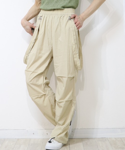 DISKEEN SURE（ディスキーンシュアー）の「【シャカっと素材で清涼感】サス付き 2WAY膝タックワイドパンツ（カーゴパンツ・レディース・ピンク/カーキ/ブラック/アイボリー/チャコール・FREE）」の2枚目の写真