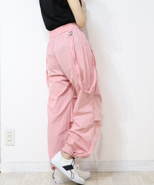 DISKEEN SURE（ディスキーンシュアー）の「【シャカっと素材で清涼感】サス付き 2WAY膝タックワイドパンツ（カーゴパンツ・レディース・ピンク/カーキ/ブラック/アイボリー/チャコール・FREE）」の20枚目の写真