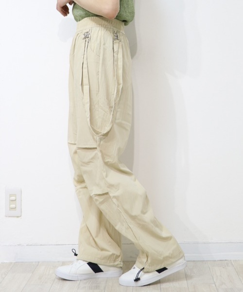DISKEEN SURE（ディスキーンシュアー）の「【シャカっと素材で清涼感】サス付き 2WAY膝タックワイドパンツ（カーゴパンツ・レディース・ピンク/カーキ/ブラック/アイボリー/チャコール・FREE）」の7枚目の写真