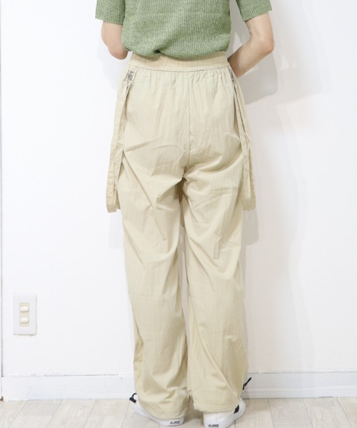 DISKEEN SURE（ディスキーンシュアー）の「【シャカっと素材で清涼感】サス付き 2WAY膝タックワイドパンツ（カーゴパンツ・レディース・ピンク/カーキ/ブラック/アイボリー/チャコール・FREE）」の8枚目の写真