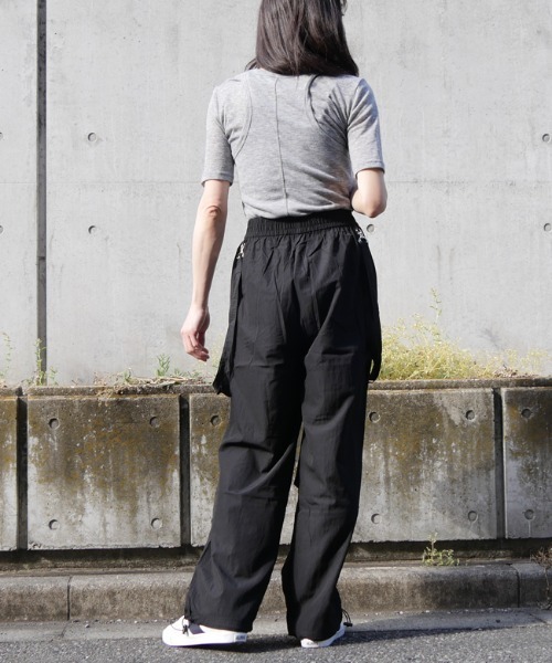 DISKEEN SURE（ディスキーンシュアー）の「【シャカっと素材で清涼感】サス付き 2WAY膝タックワイドパンツ（カーゴパンツ・レディース・ピンク/カーキ/ブラック/アイボリー/チャコール・FREE）」の13枚目の写真