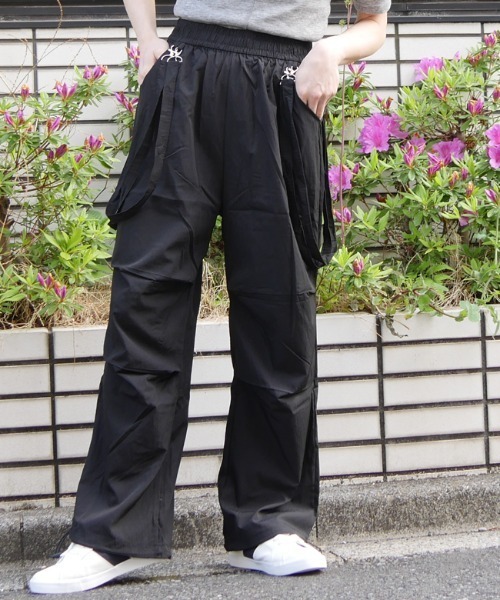 DISKEEN SURE（ディスキーンシュアー）の「【シャカっと素材で清涼感】サス付き 2WAY膝タックワイドパンツ（カーゴパンツ・レディース・ピンク/カーキ/ブラック/アイボリー/チャコール・FREE）」の15枚目の写真
